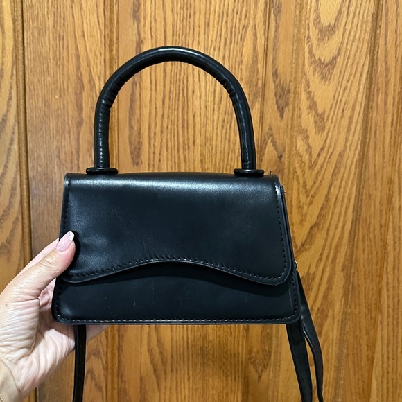 Handbags - Elegant Black Handbag